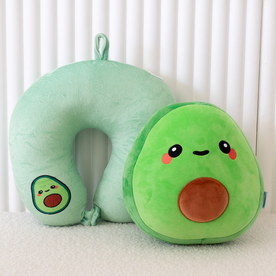 Un coussin de voyage avocat posé dans le salon