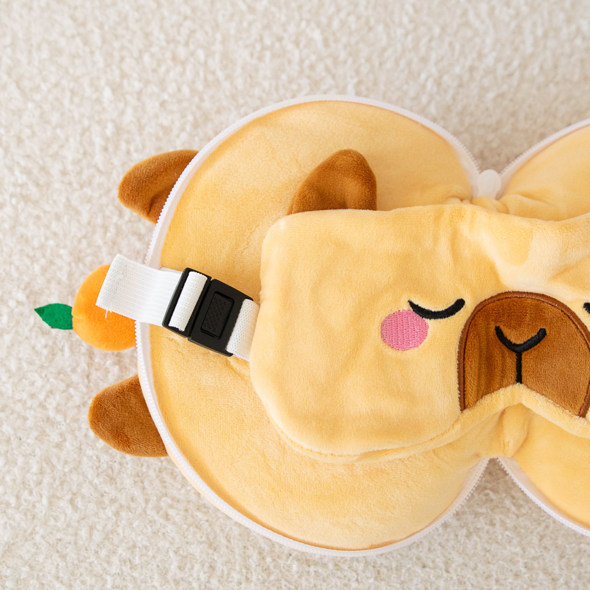 Coussin de voyage 2 en 1 avec masque - Capybara