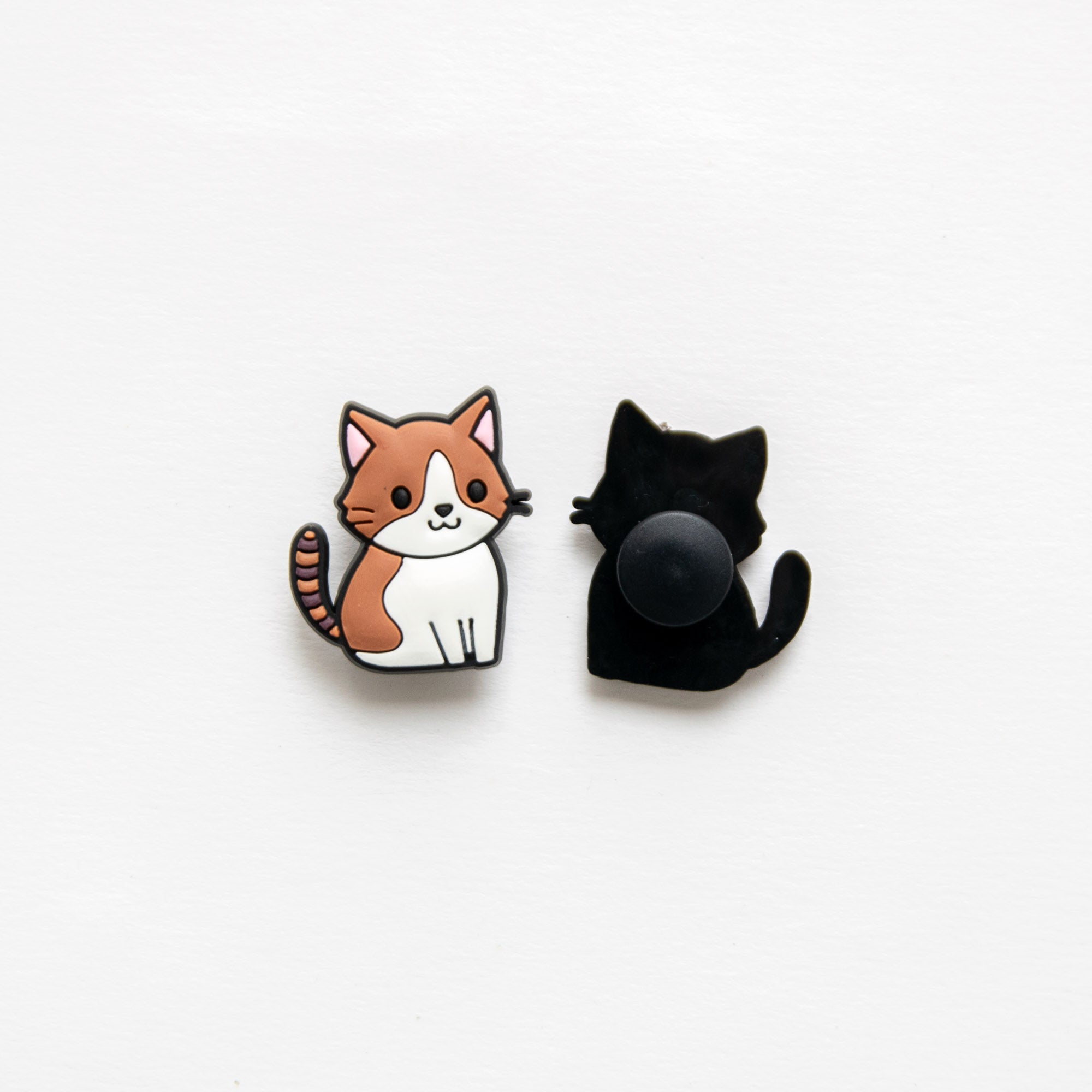 Accessoires pour Crocs Chat Assis Marron & Blanc