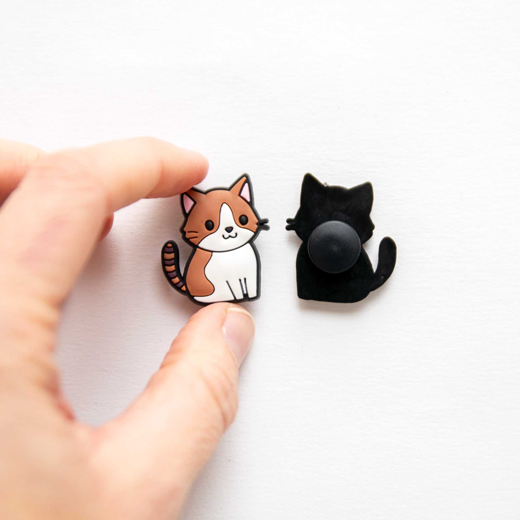 Accessoires pour Crocs Chat Assis Marron & Blanc