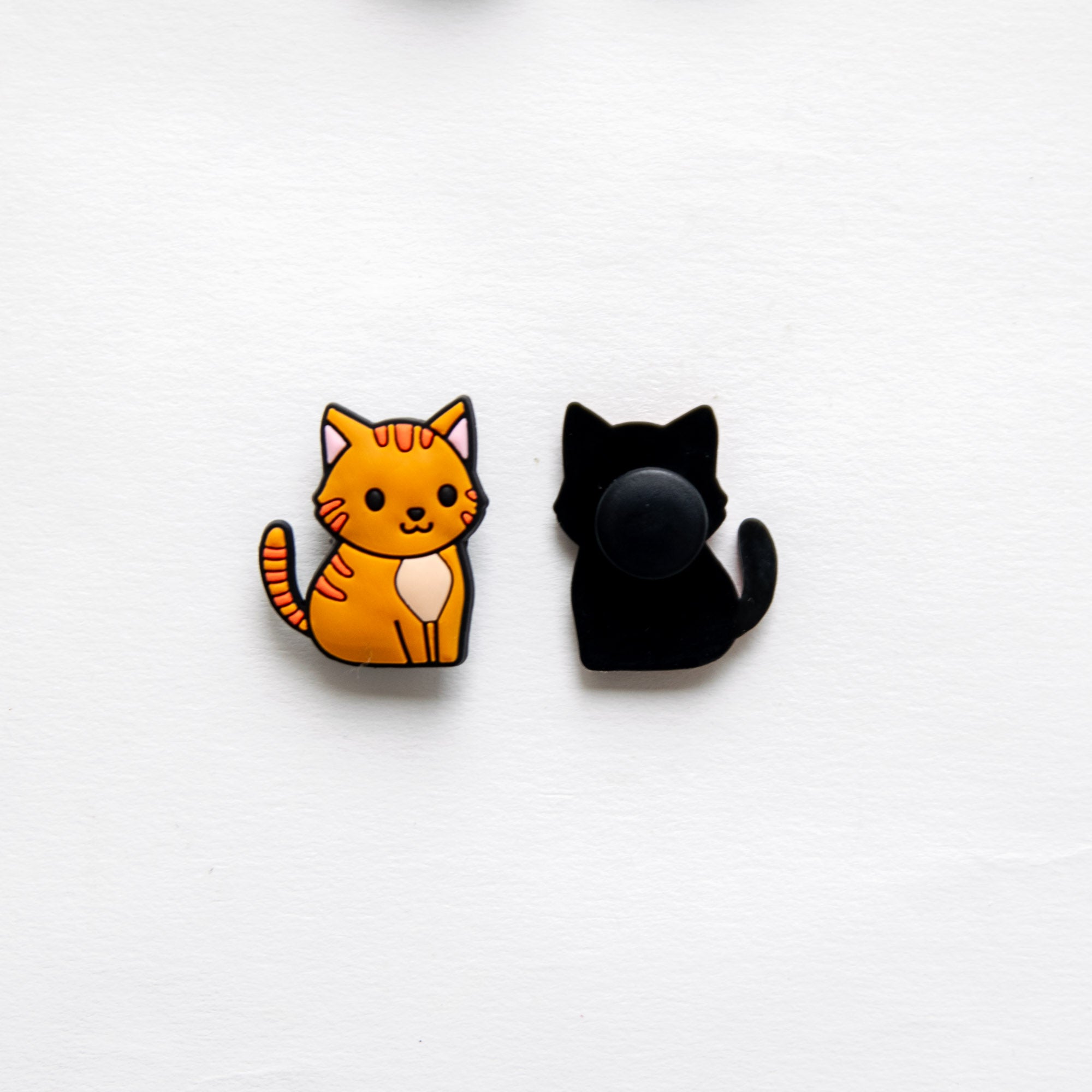 Accessoires pour Crocs Chat Roux Assis