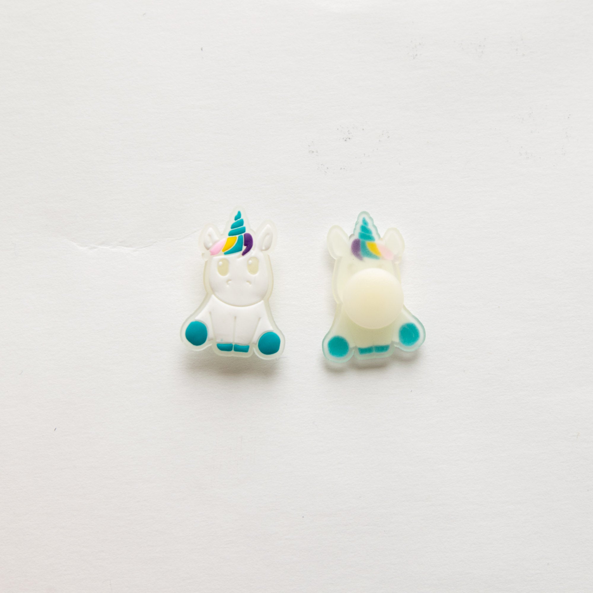 Accessoire Phosphorecent pour Crocs Licorne Assise