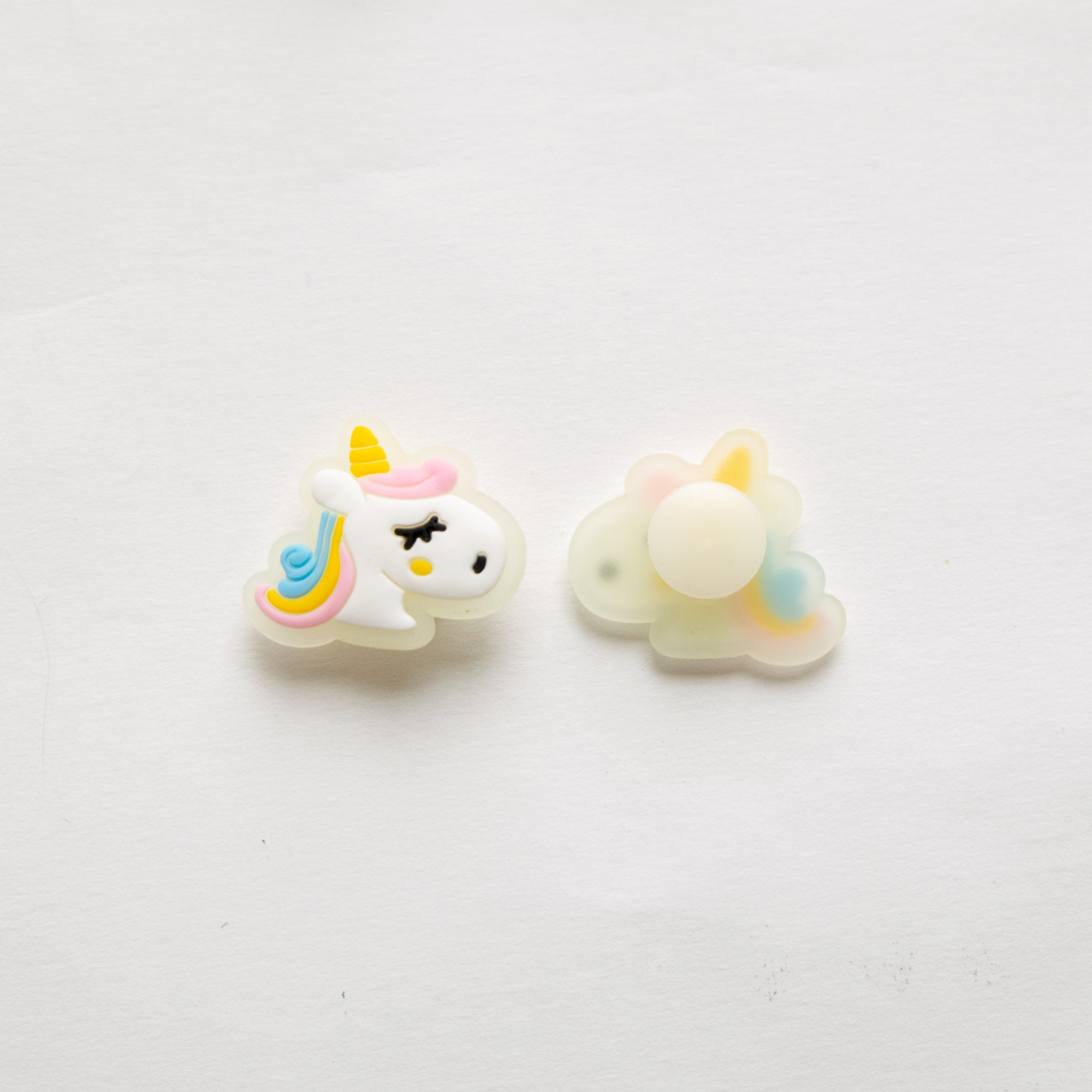 Accessoire Phosphorecent pour Crocs Licorne de profil