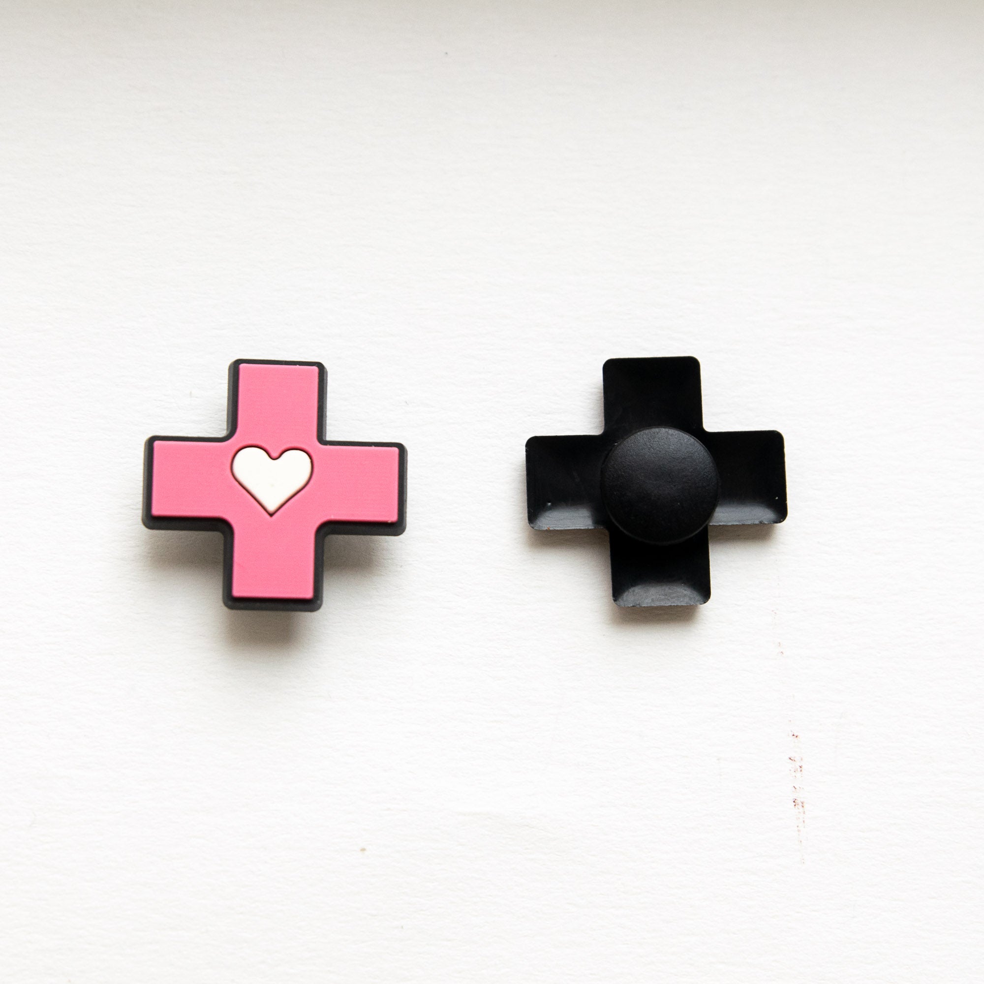 Accessoires pour Crocs Croix Médicale Rose