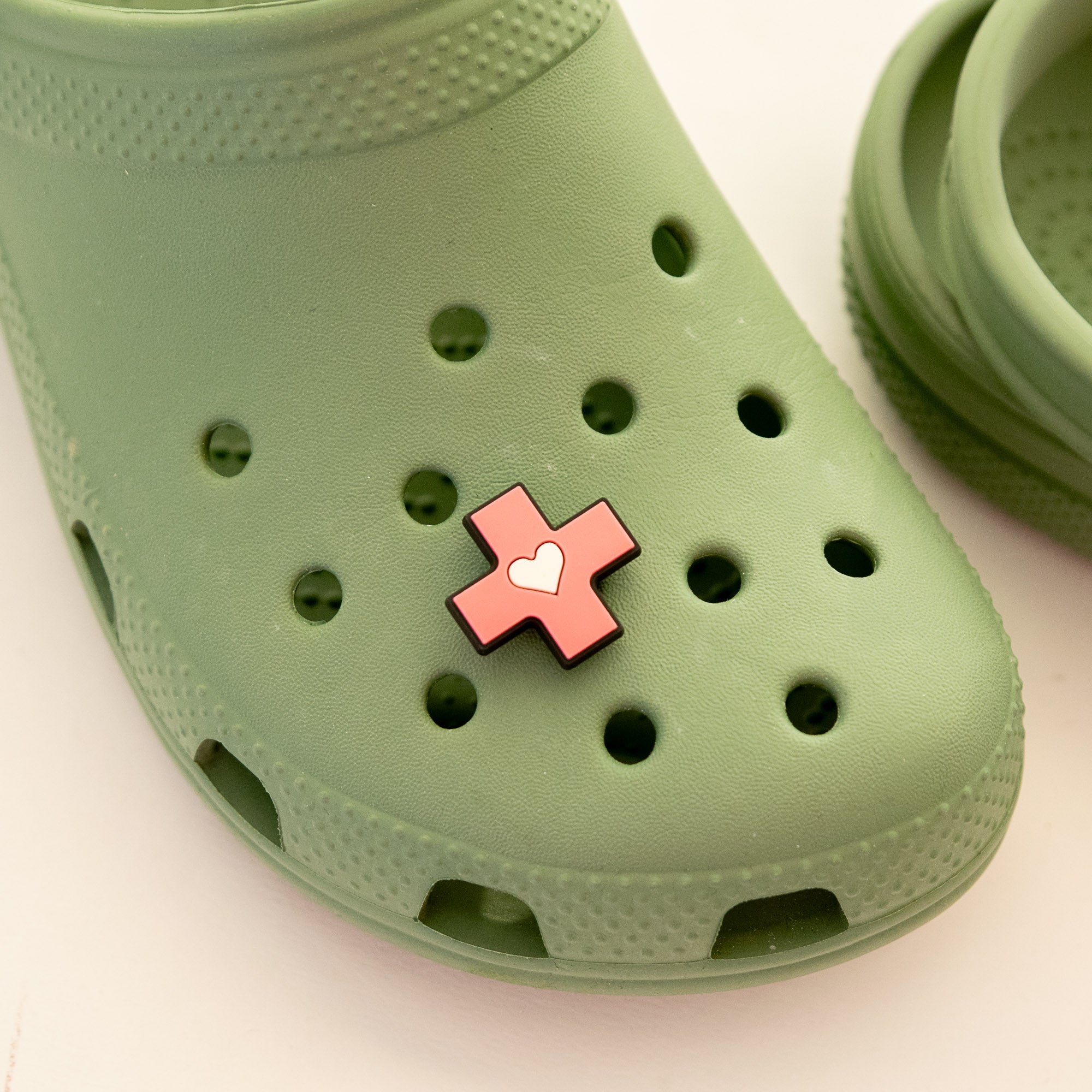 Accessoires pour Crocs Croix Médicale Rose