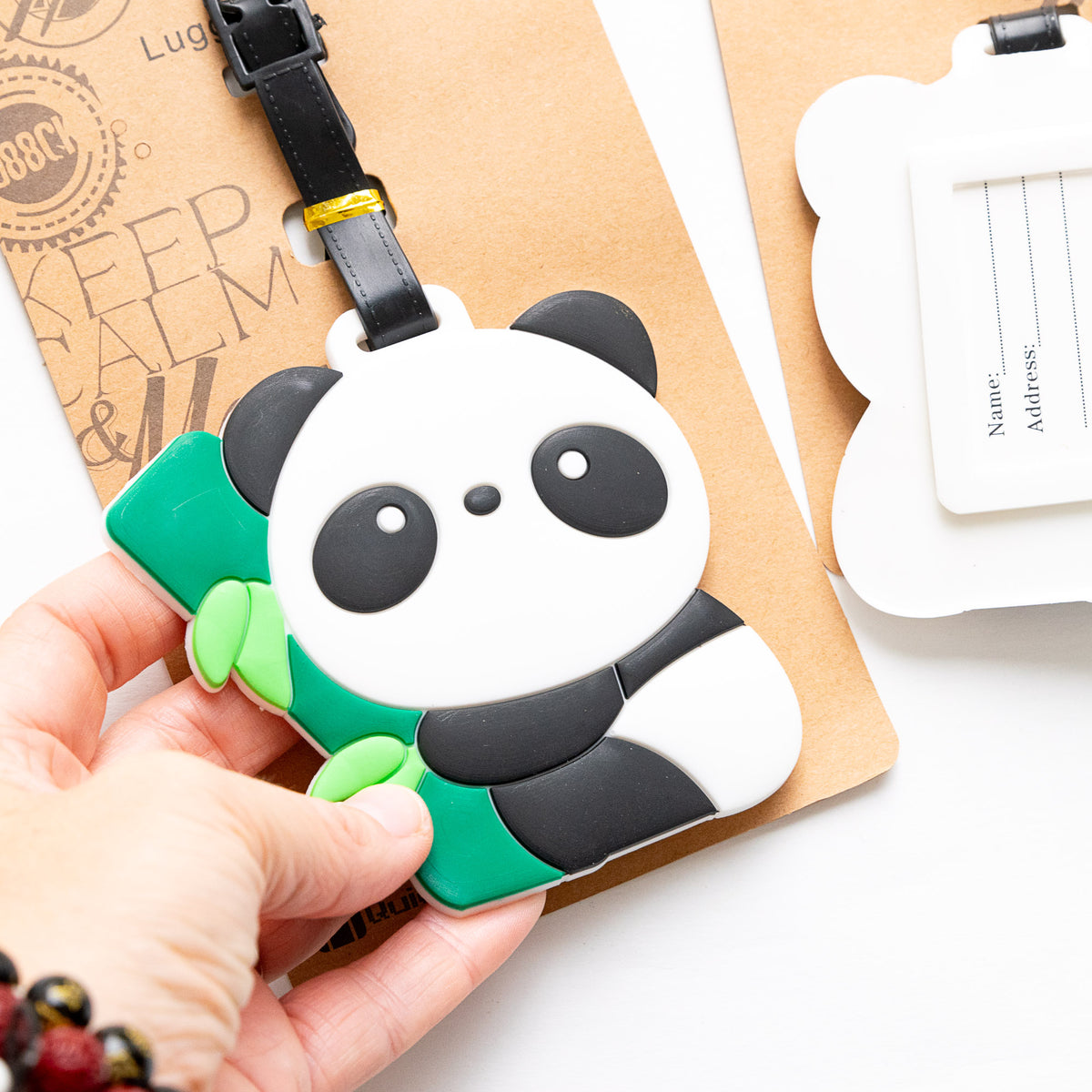 Etiquette à Bagage Panda accroché à sa branche de bambou