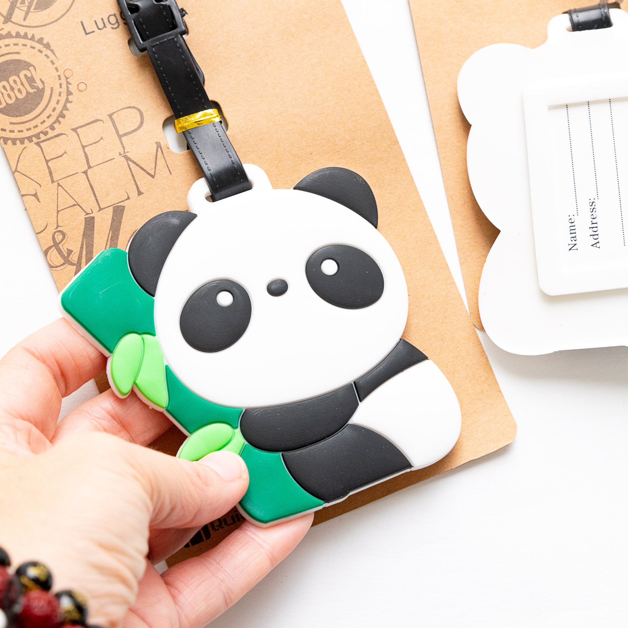 Etiquette à Bagage Panda accroché à sa branche de bambou