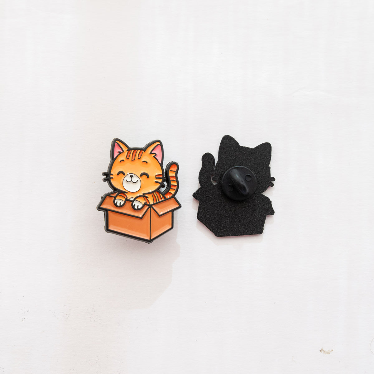 Pin's Chat Tigré & Carton