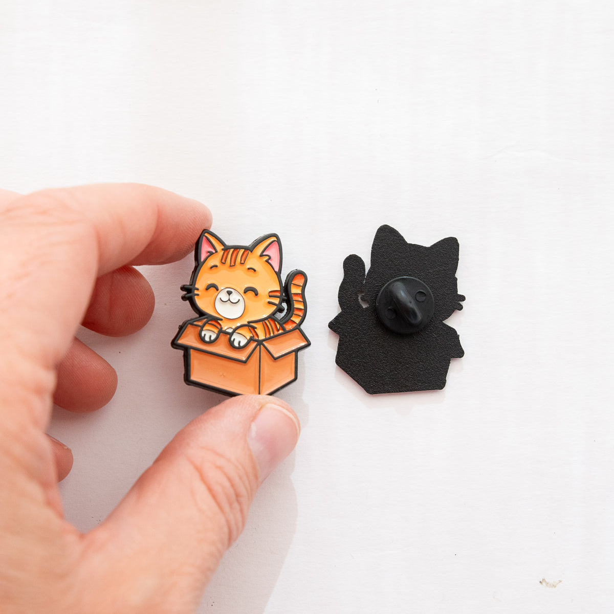 Pin's Chat Tigré & Carton