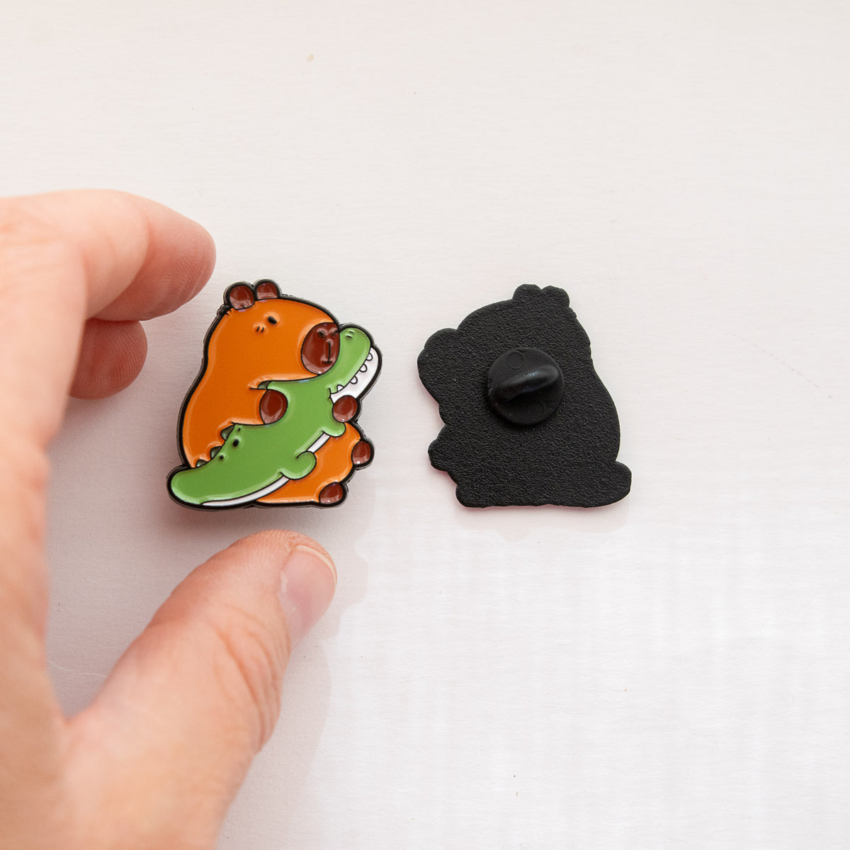 Pin's Capybara & Bébé Crocodile