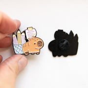 Pin's Capyabra à l'école