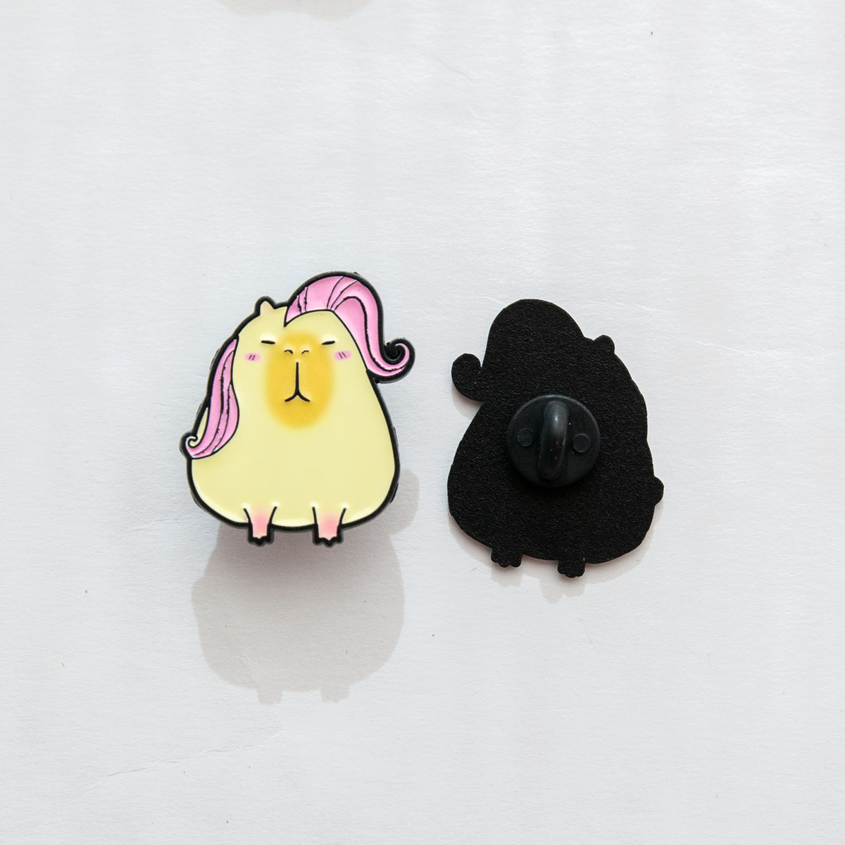 Pin's Capybara & Mèche de cheveux coloré