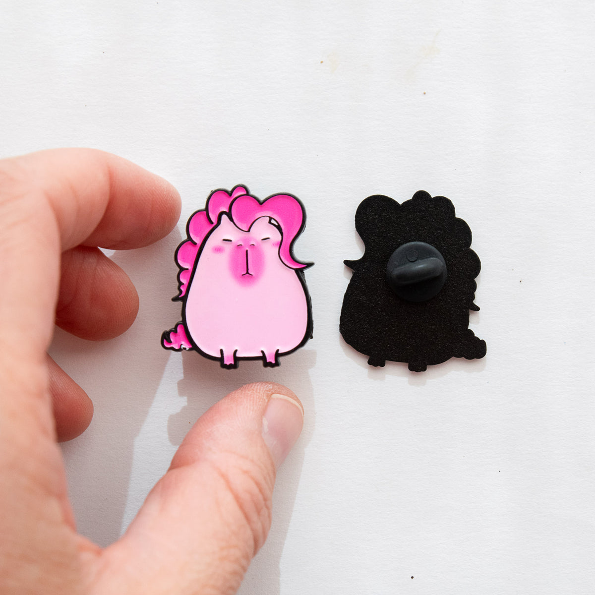 Pin's Capybara & Mèche de cheveux coloré
