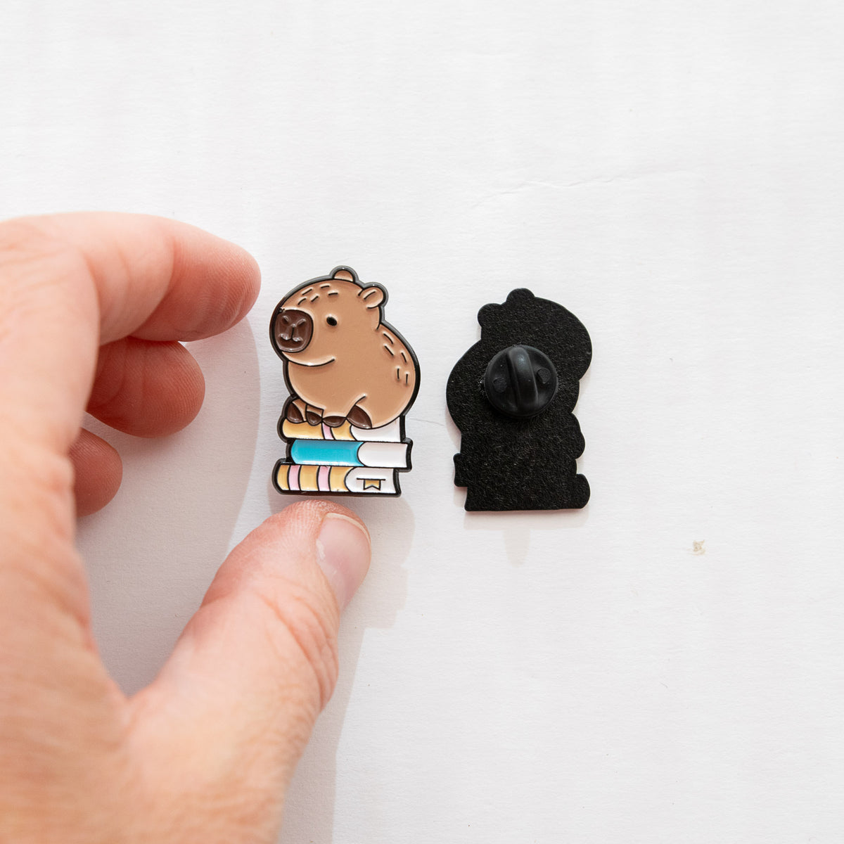 Pin's Capybara & Livres
