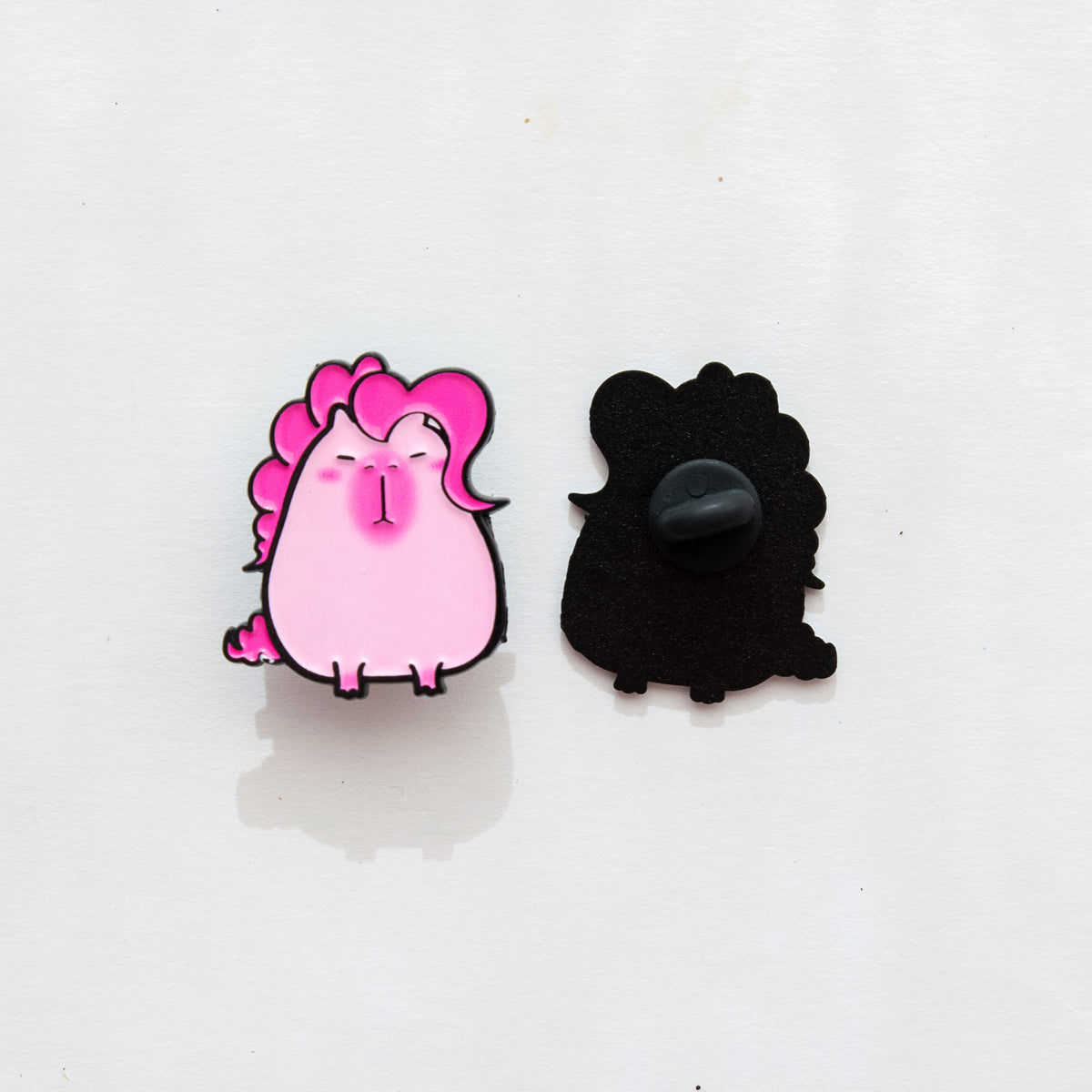 Pin's Capybara & Mèche de cheveux coloré