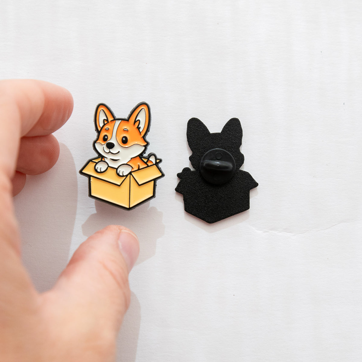 Pin's Corgi & Carton