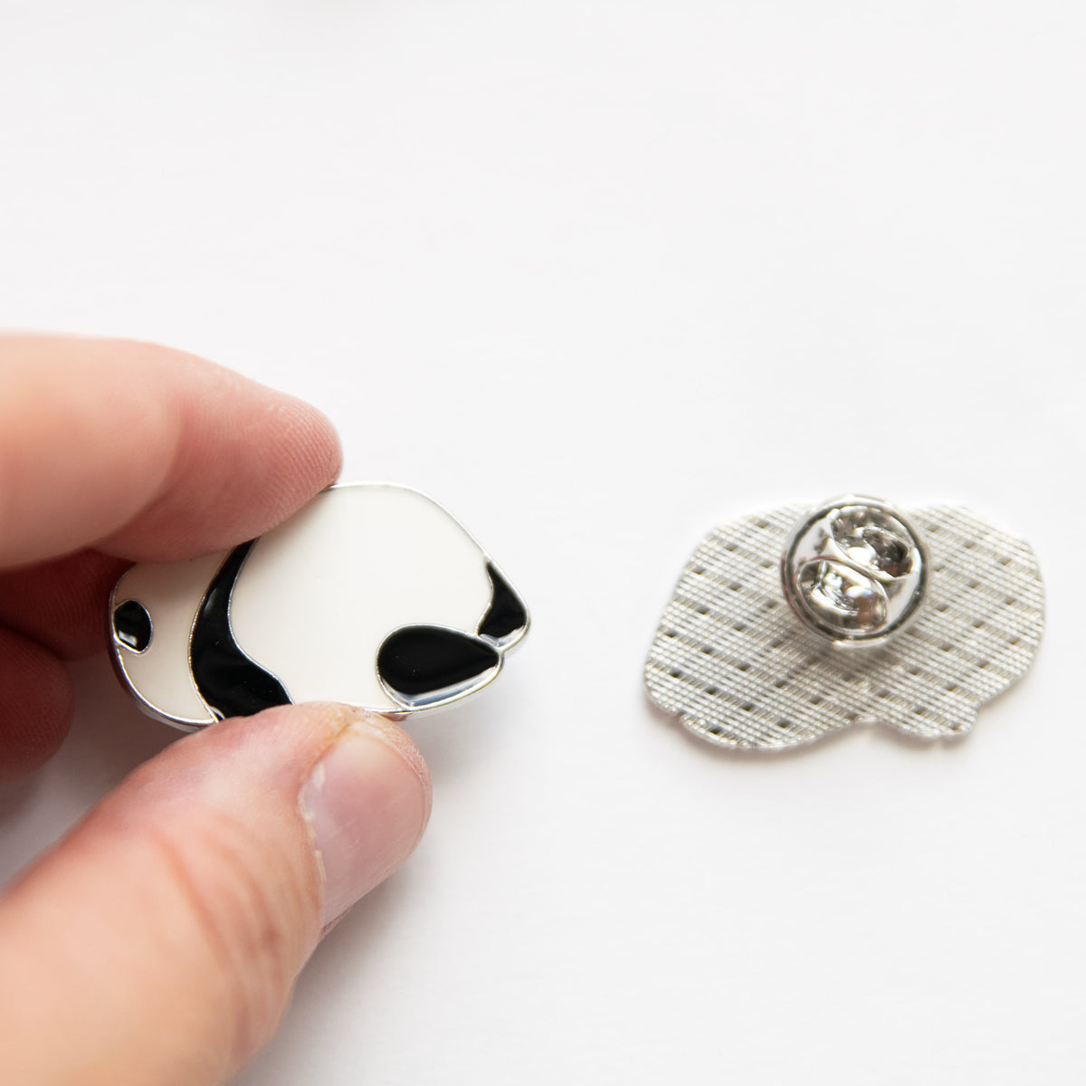 Pin's Panda allongé sur le ventre