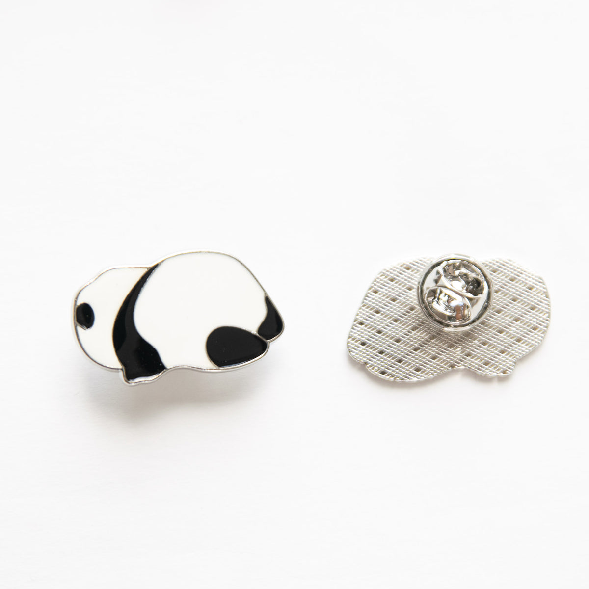Pin's Panda allongé sur le ventre