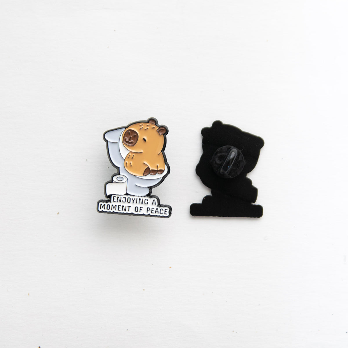 Pin's Capybara aux toilettes