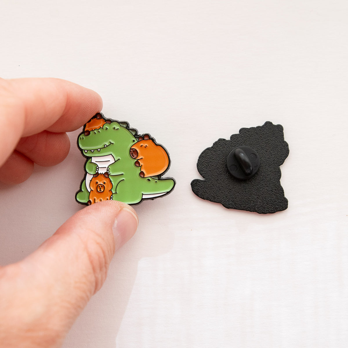 Pin's Bébés Capybara & Crocodile