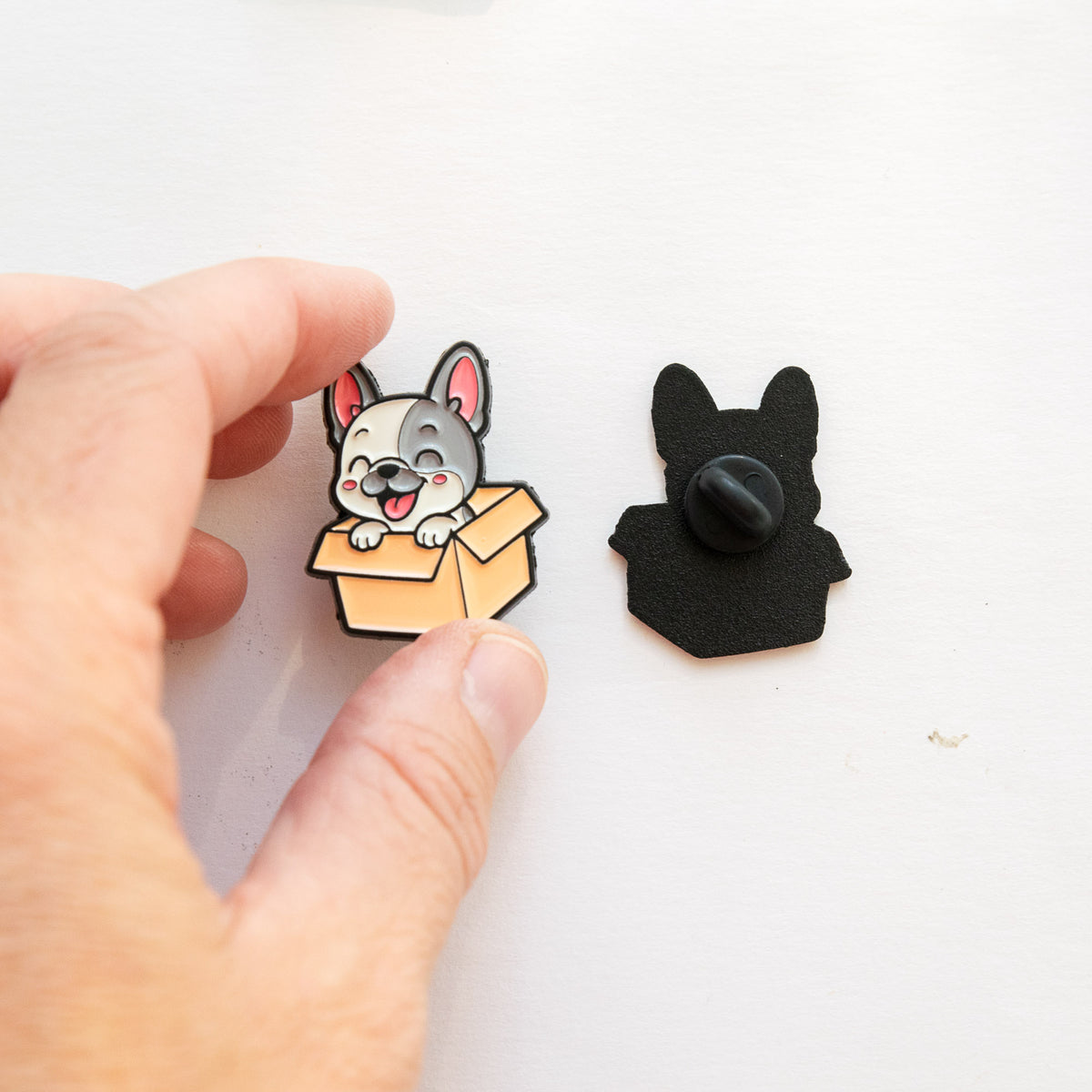 Pin's Bouledogue français & Carton