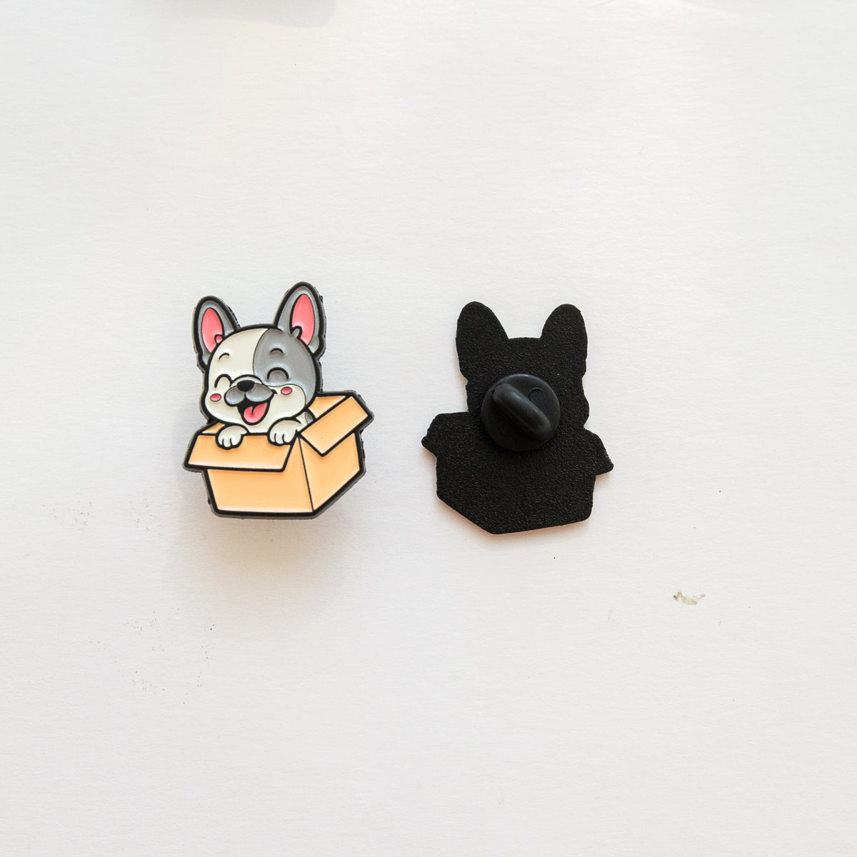 Pin's Bouledogue français & Carton
