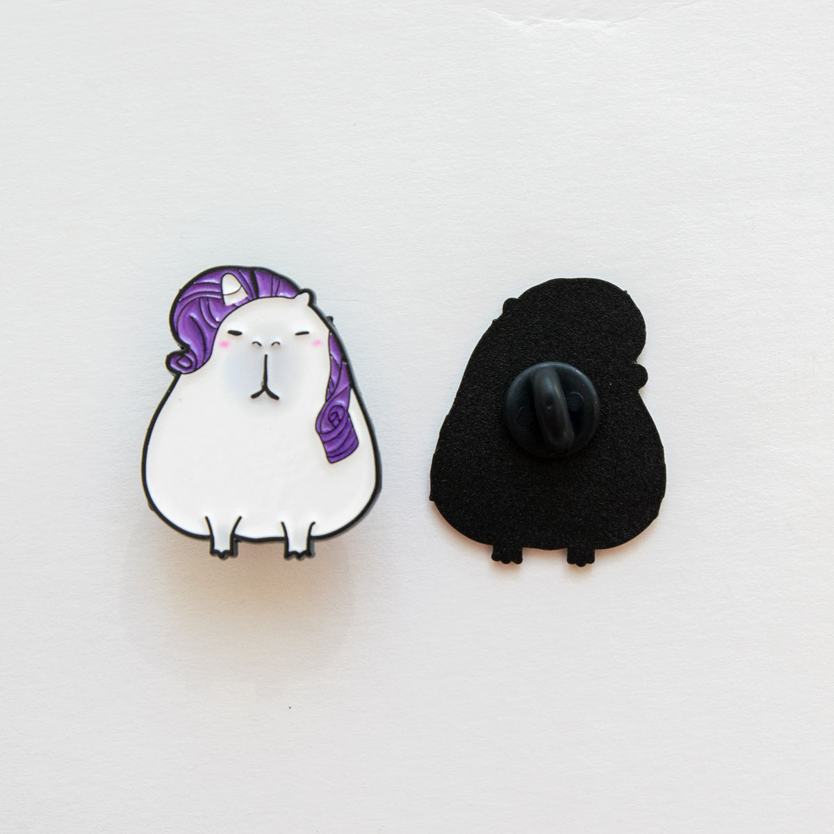 Pin's Capybara & Mèche de cheveux coloré
