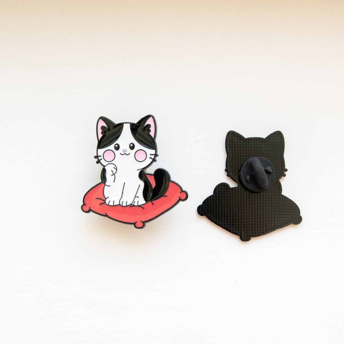 Pin's Chat sur son coussin