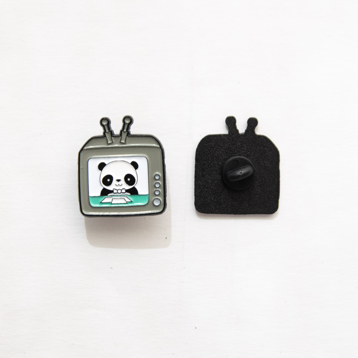 Pin's Panda Présentateur TV