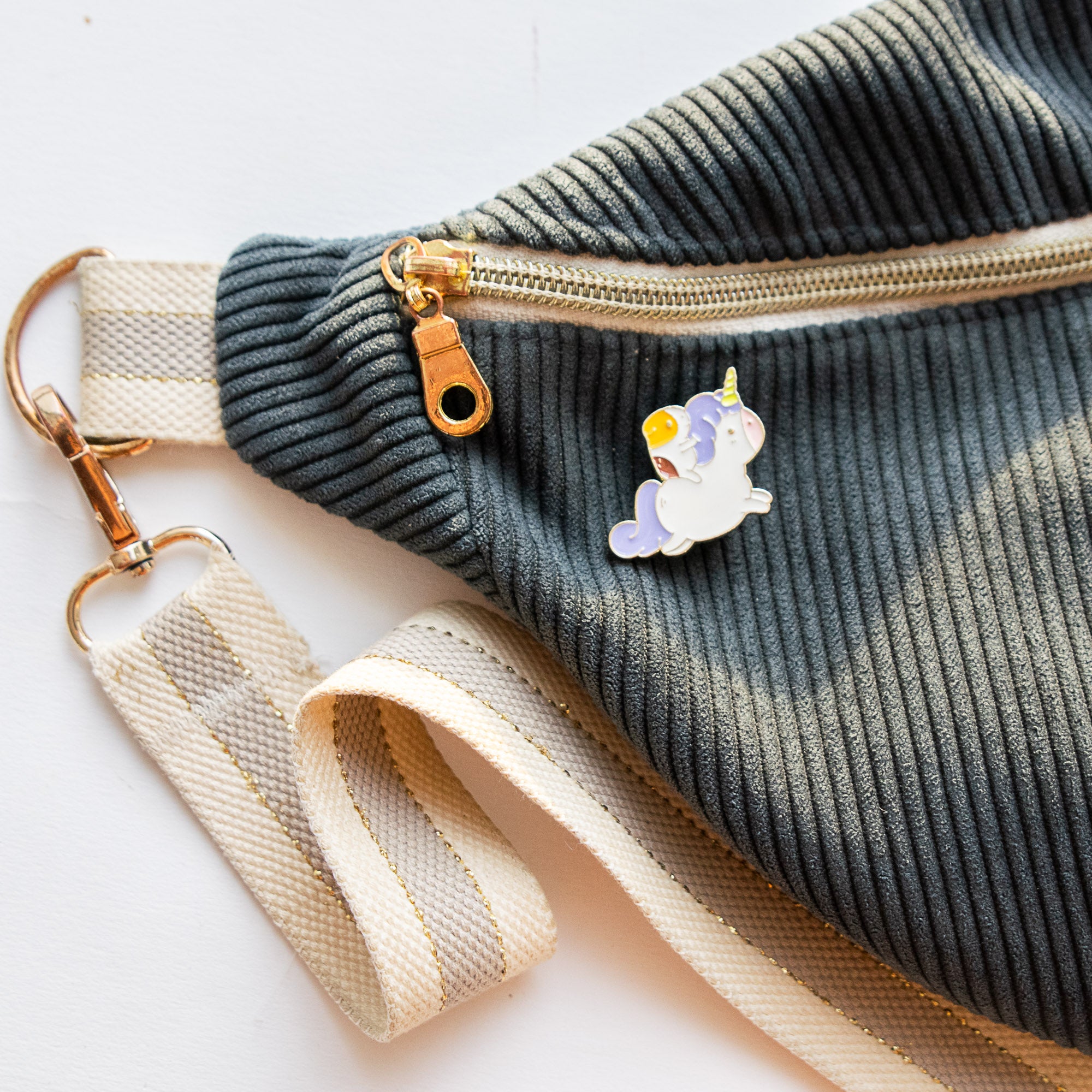 Pin's Licorne & son Hamster sur le dos