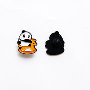 Panda-Anstecknadel an einem Schaukelpferd