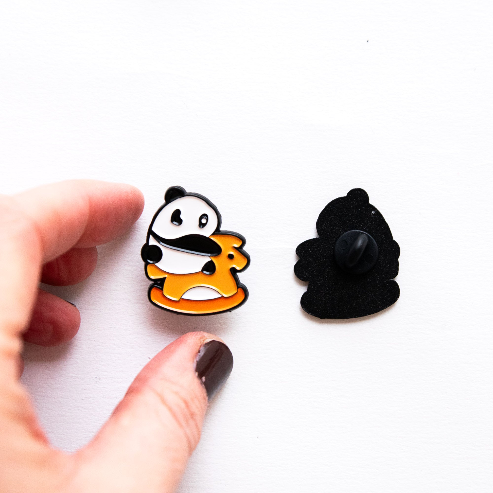 Pin's Panda sur un Cheval à Bascule