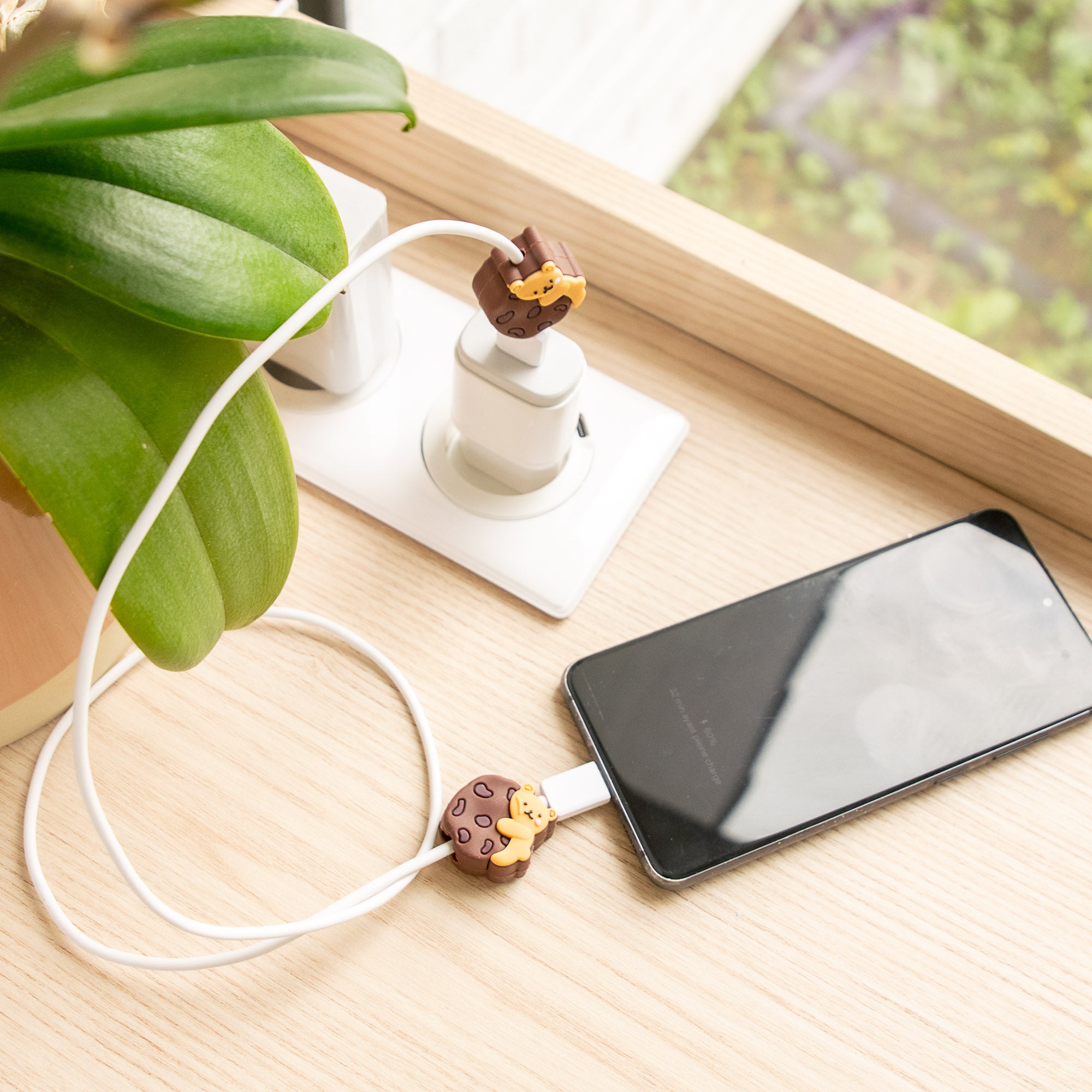 Kawaii USB-Kabelschutz mit Bär und Keks