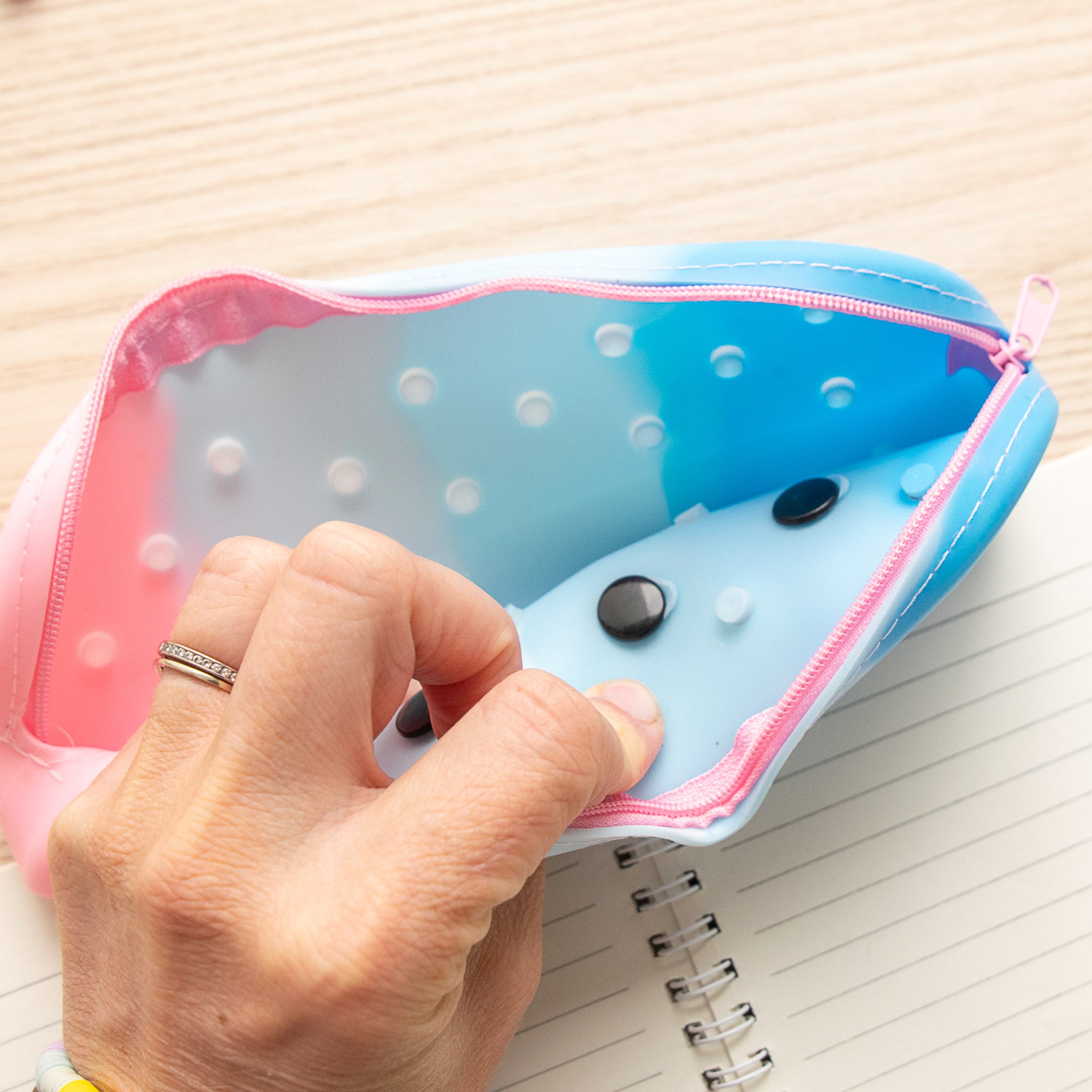 Trousse Fine en Silicone avec Charms